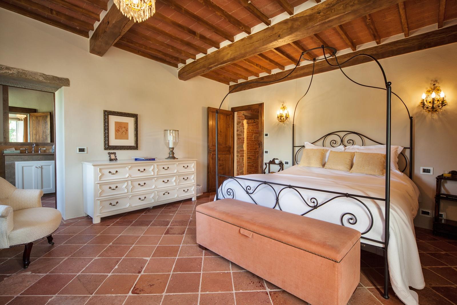 Double bedroom with private bathroom in Villa Nocciola, Tuscany