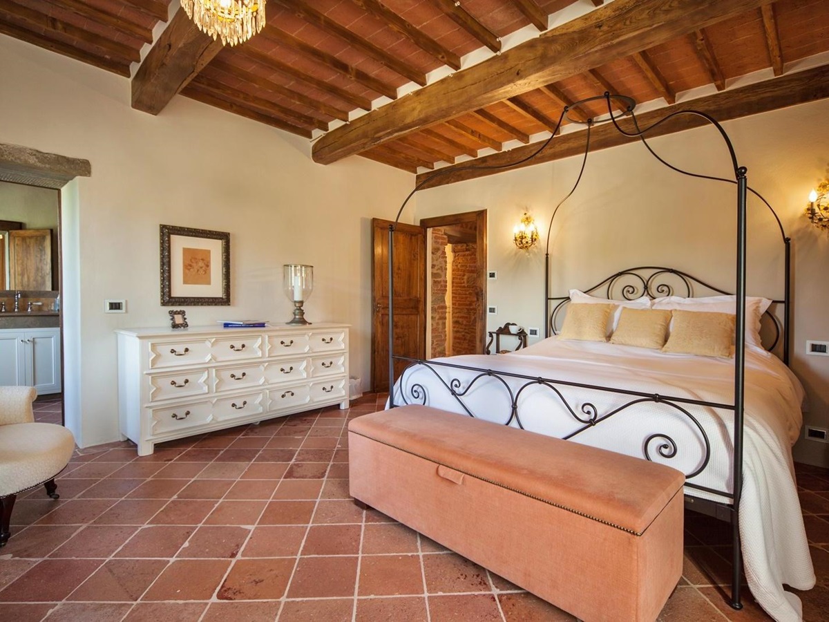Double bedroom with private bathroom in Villa Nocciola, Tuscany