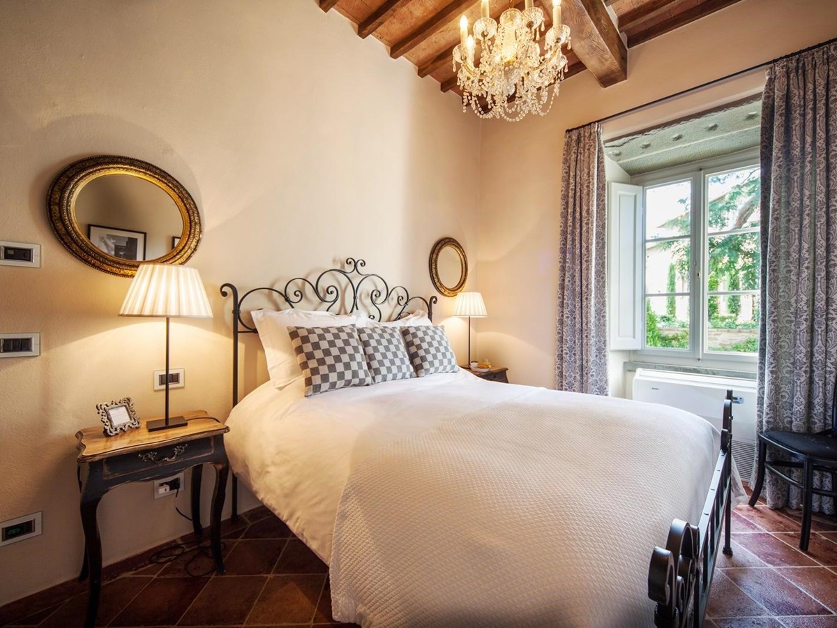 Double bedroom with chandelier in Villa Nocciola, Tuscany