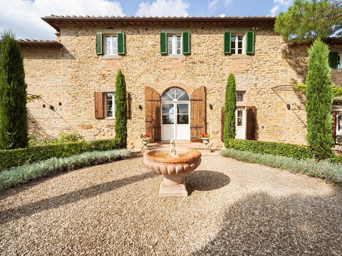 The exterior of Villa Nocciola with a little fountain, Tuscany