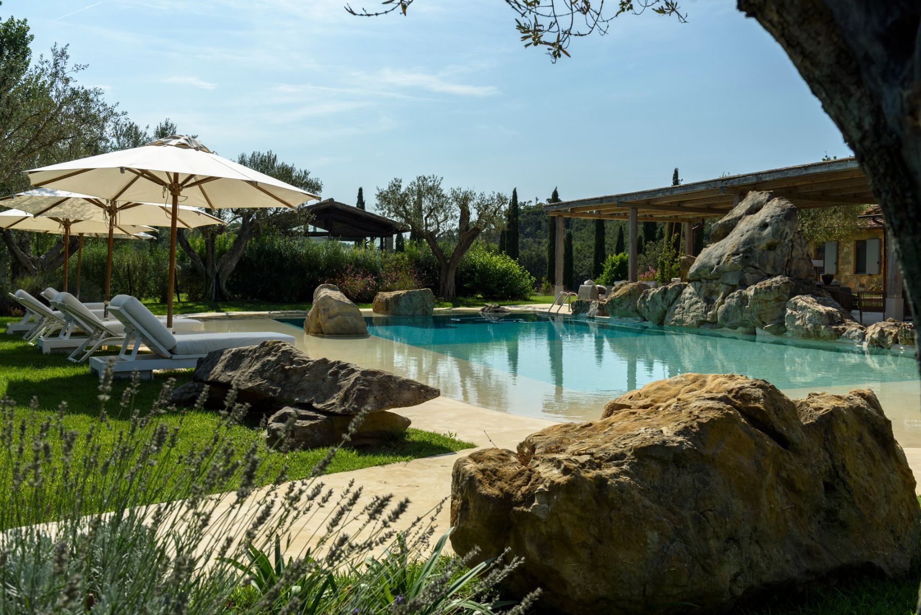Swimming pool and umbrella at Villa Pacetezza in Tuscany