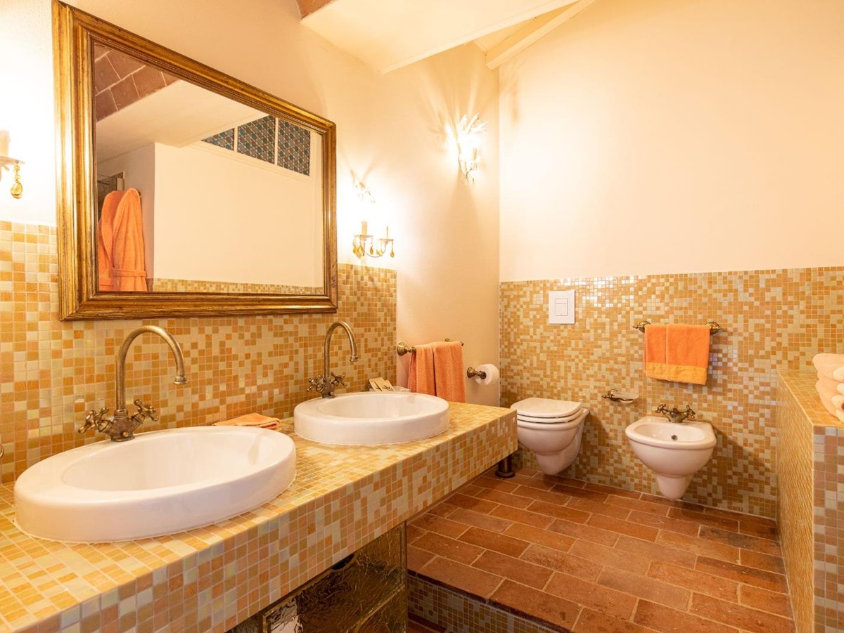 Bathroom at Villa Papavero in Tuscany