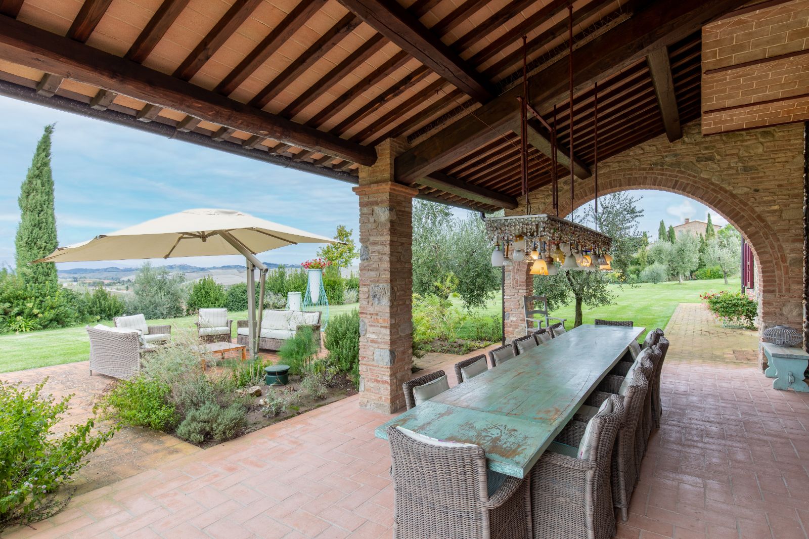 Garden dining at Villa Papavero in Tuscany