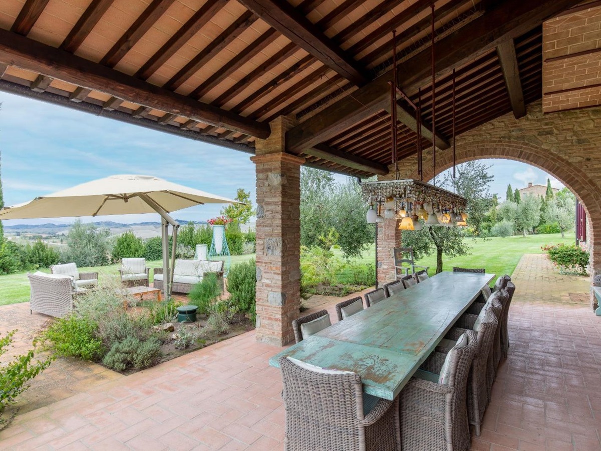 Garden dining at Villa Papavero in Tuscany