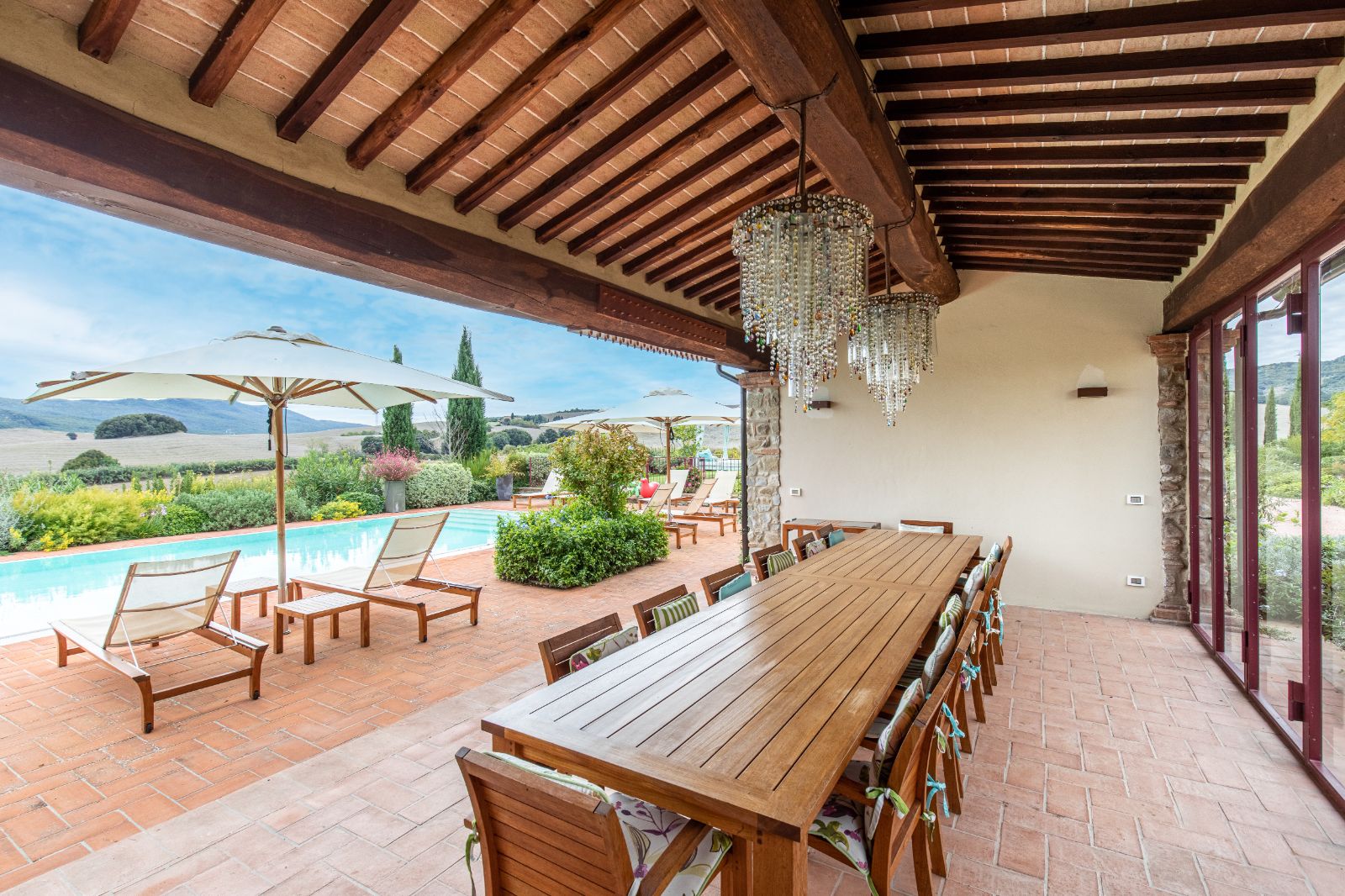 Poolside dining at Villa Papavero in Tuscany