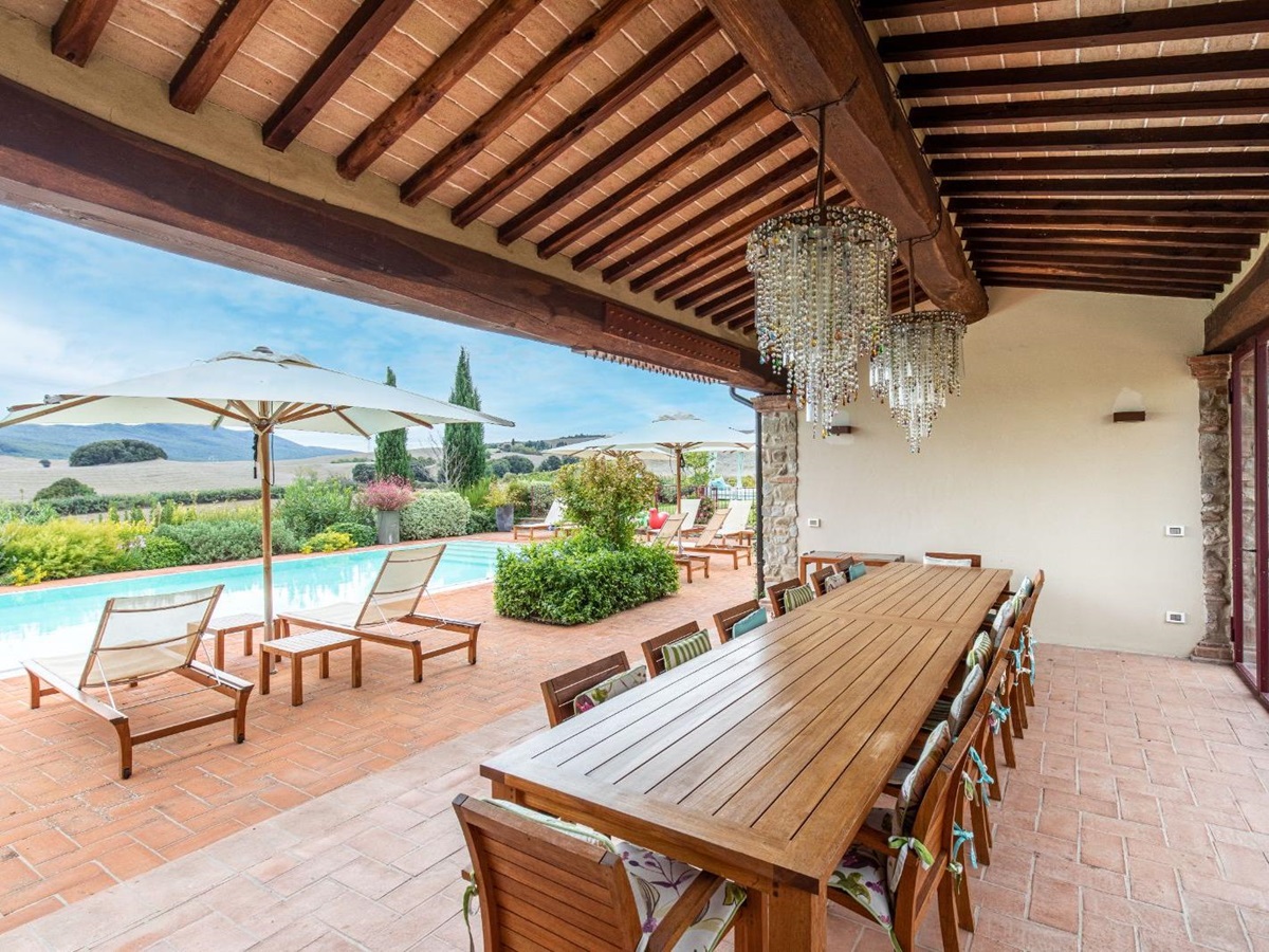Poolside dining at Villa Papavero in Tuscany