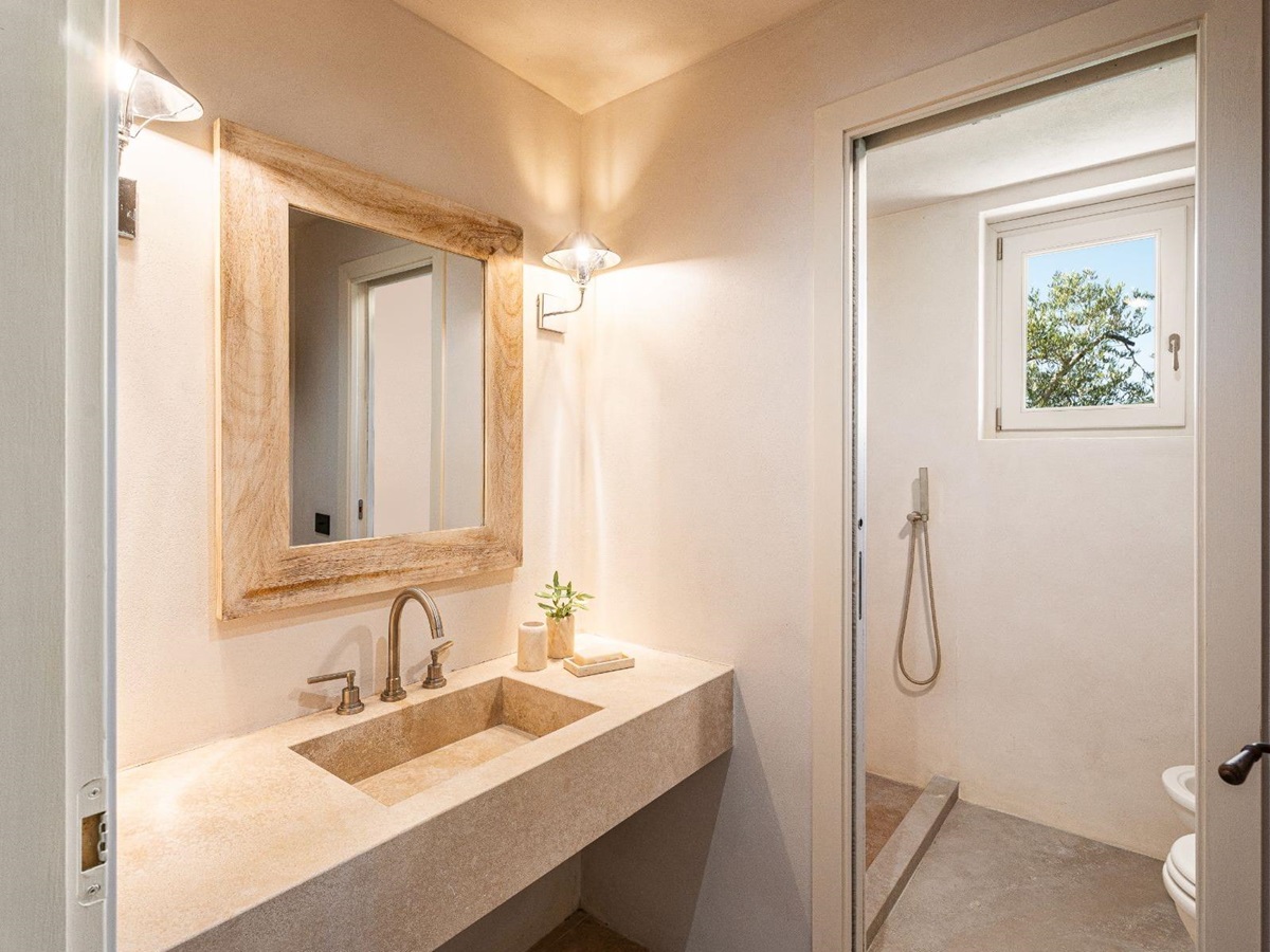 Bathroom with one window in Villa Pedemontana in Tuscany