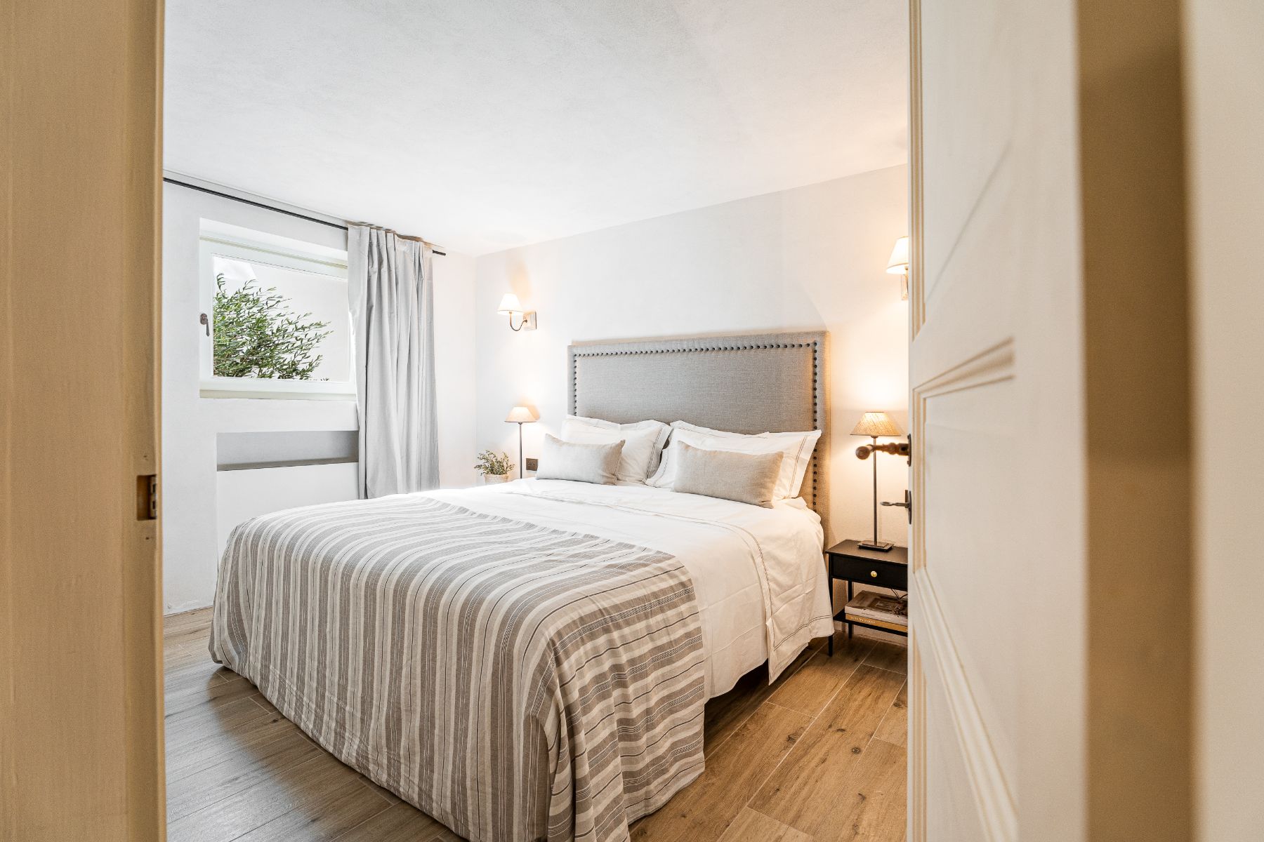 Bedroom with a stripy blanket in Villa Pedemontana in Tuscany