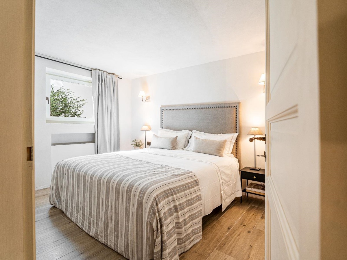 Bedroom with a stripy blanket in Villa Pedemontana in Tuscany
