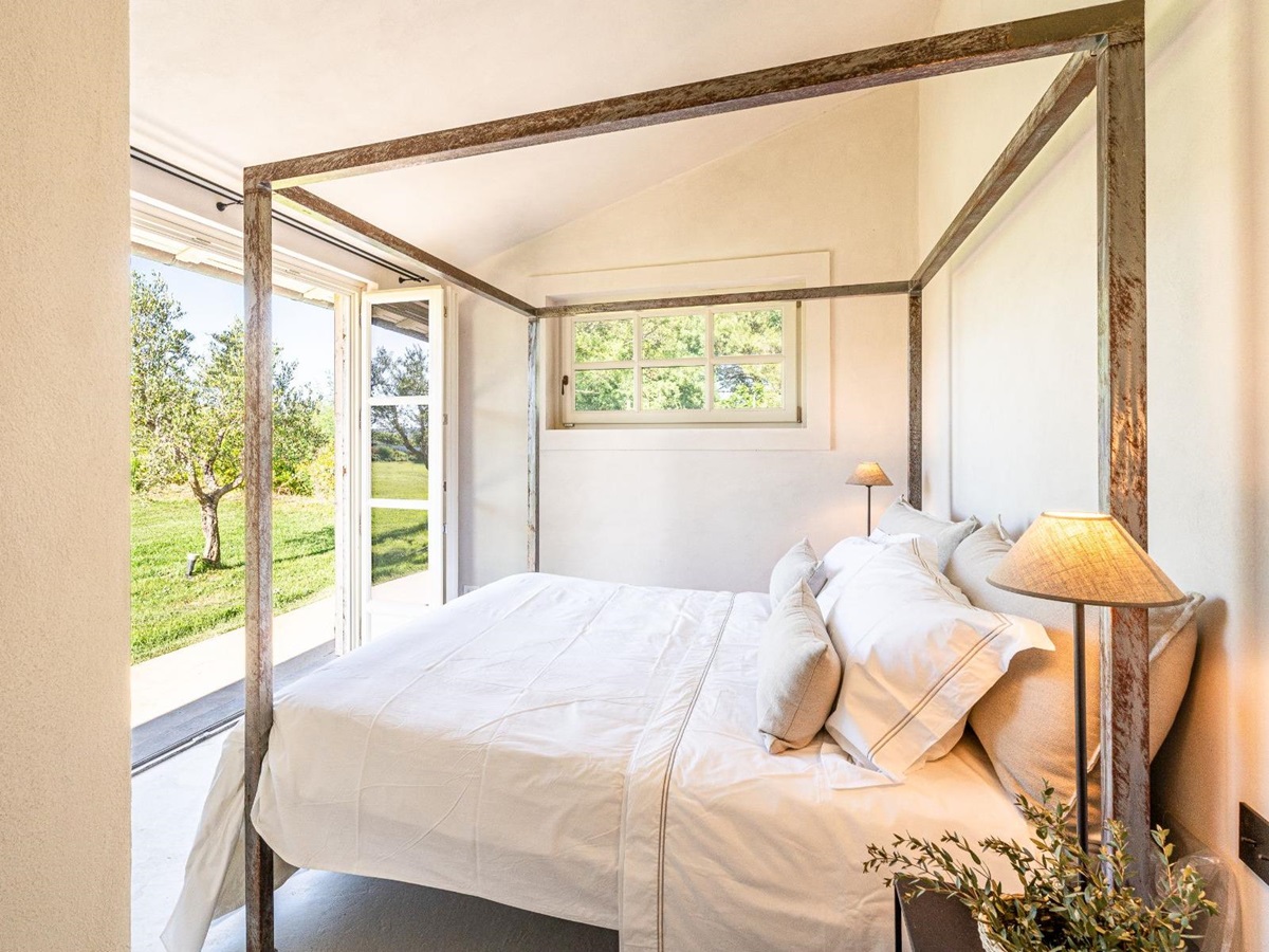 Four poster bed in Villa Pedemontana in Tuscany