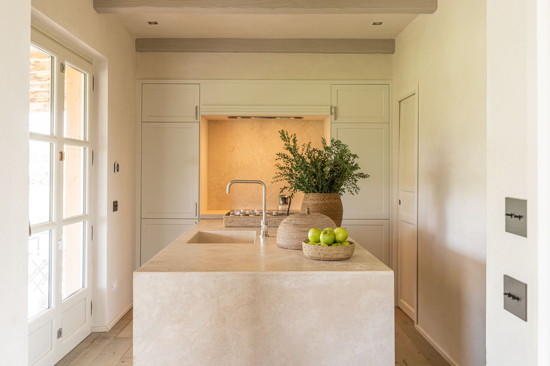 Kitchen with an island with a fruit bowl in Villa Pedemontana in Tuscany