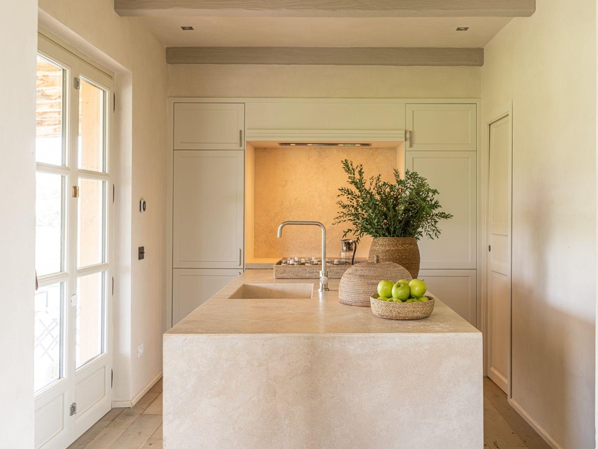 Kitchen with an island with a fruit bowl in Villa Pedemontana in Tuscany