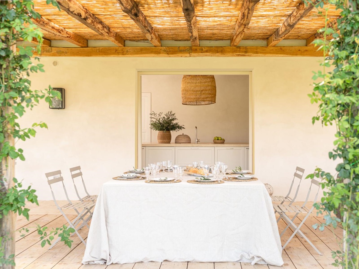 Outside dining area in Villa Pedemontana in Tuscany