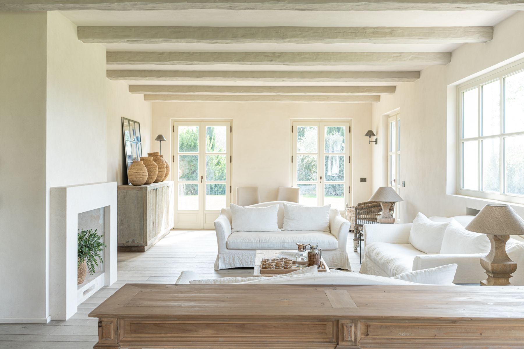 Sitting room with white furniture in Villa Pedemontana in Tuscany 