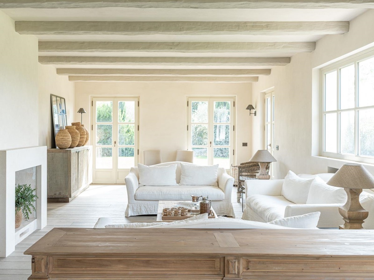 Sitting room with white furniture in Villa Pedemontana in Tuscany