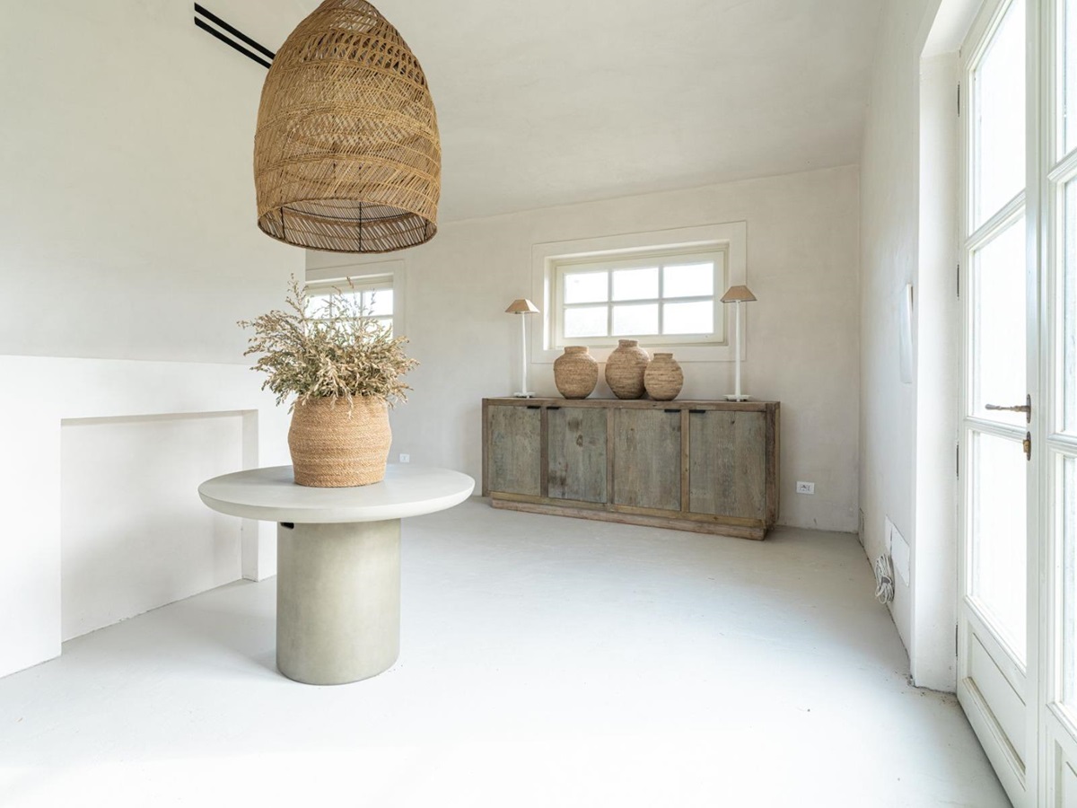 White empty room with table in the middle in Villa Pedemontana in Tuscany