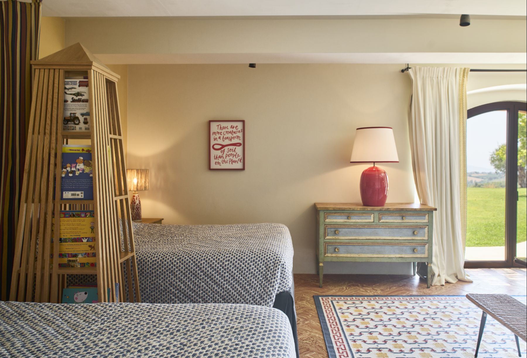 Twin bedroom with bookshelf at Villa Roccamare in Tuscany