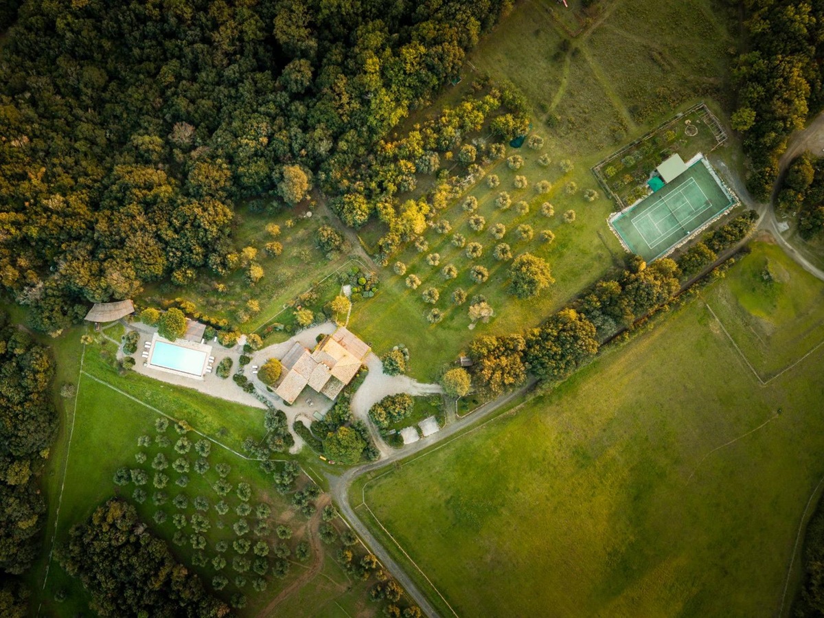 Overhead drone view of Villa San Barberino and the tennis court in Tuscany