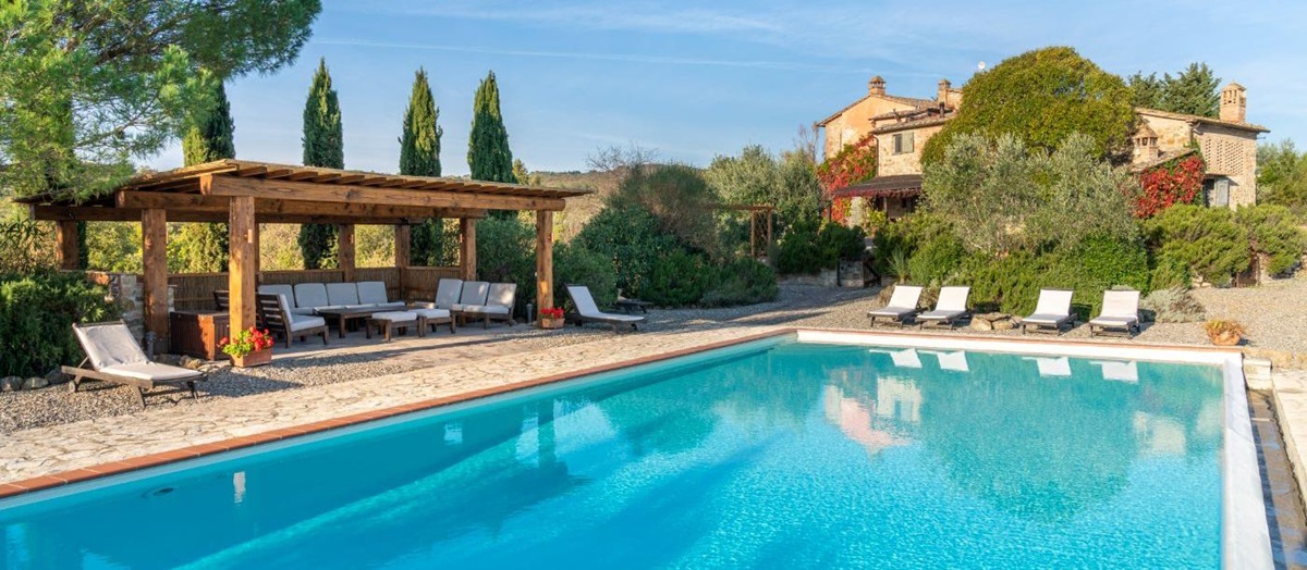 Pool with sun loungers and pergola at Villa San Barberino