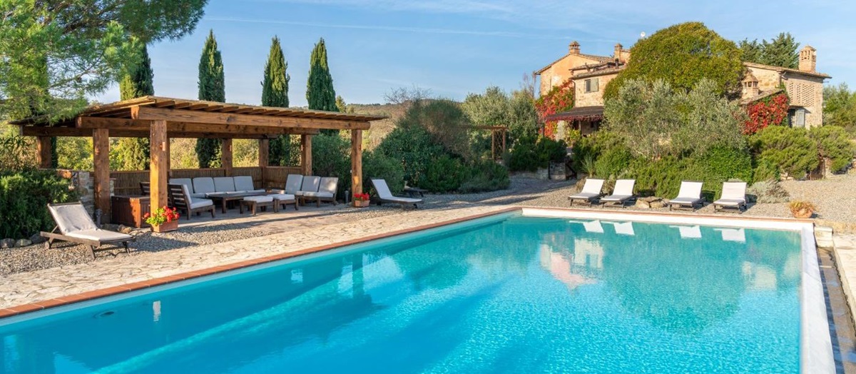 Pool with sun loungers and pergola at Villa San Barberino