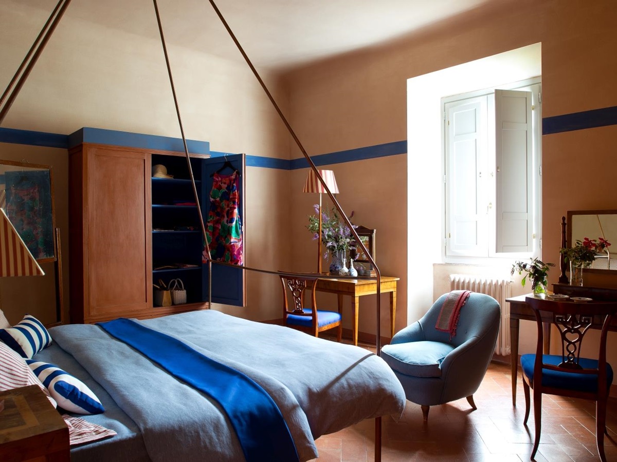 Double bedroom with blue decoration at San Morello in Tuscany