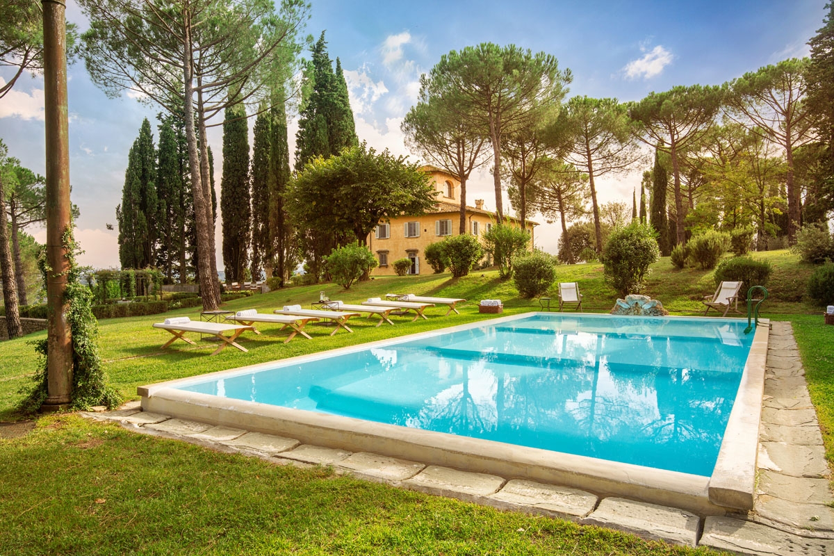 Swimming pool and facade of Villa San Morello, Tuscany