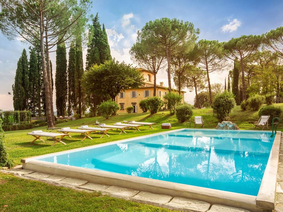 Swimming pool and facade of Villa San Morello, Tuscany