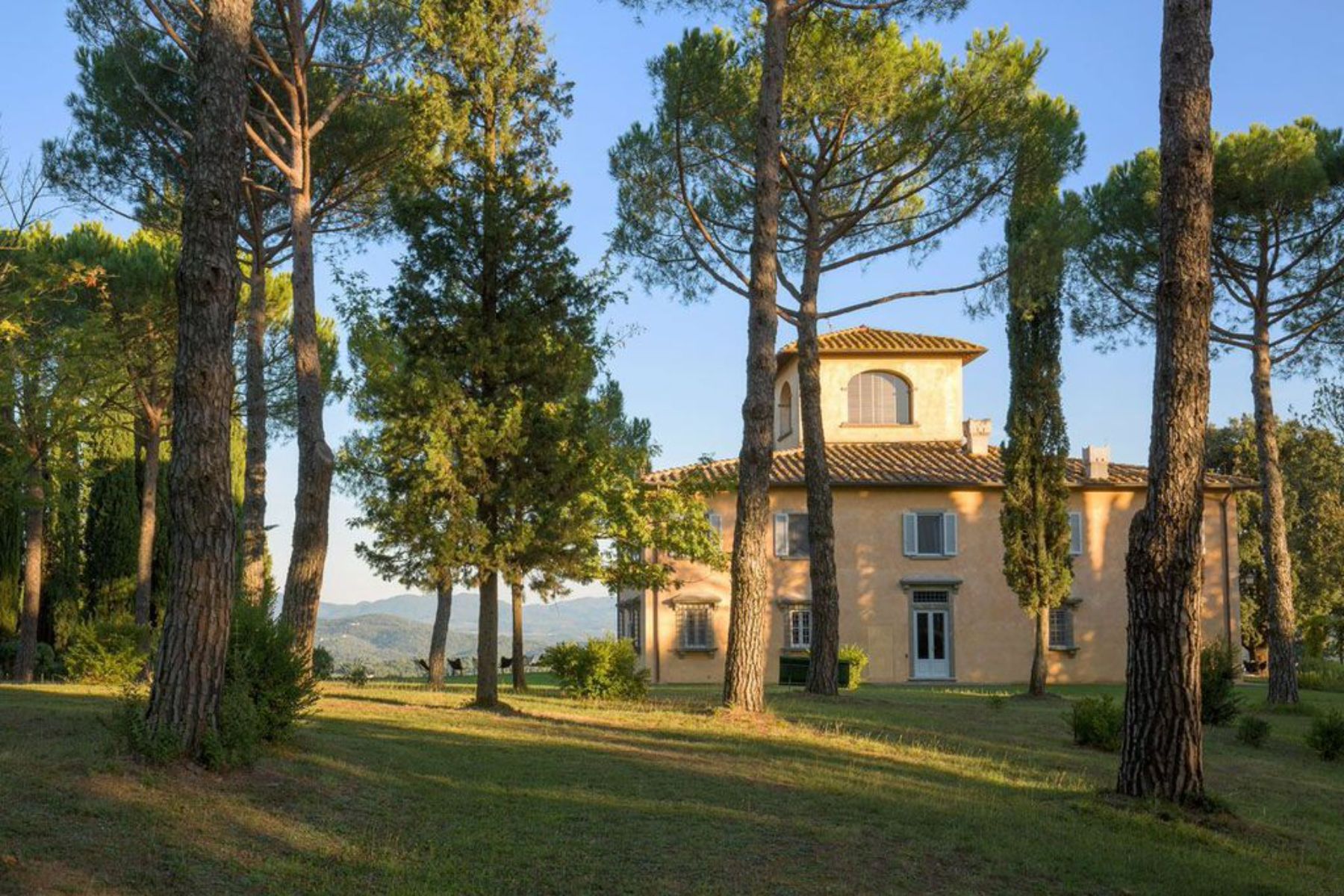 Garden view of Villa San Morello in Tuscany, surrounded by trees
