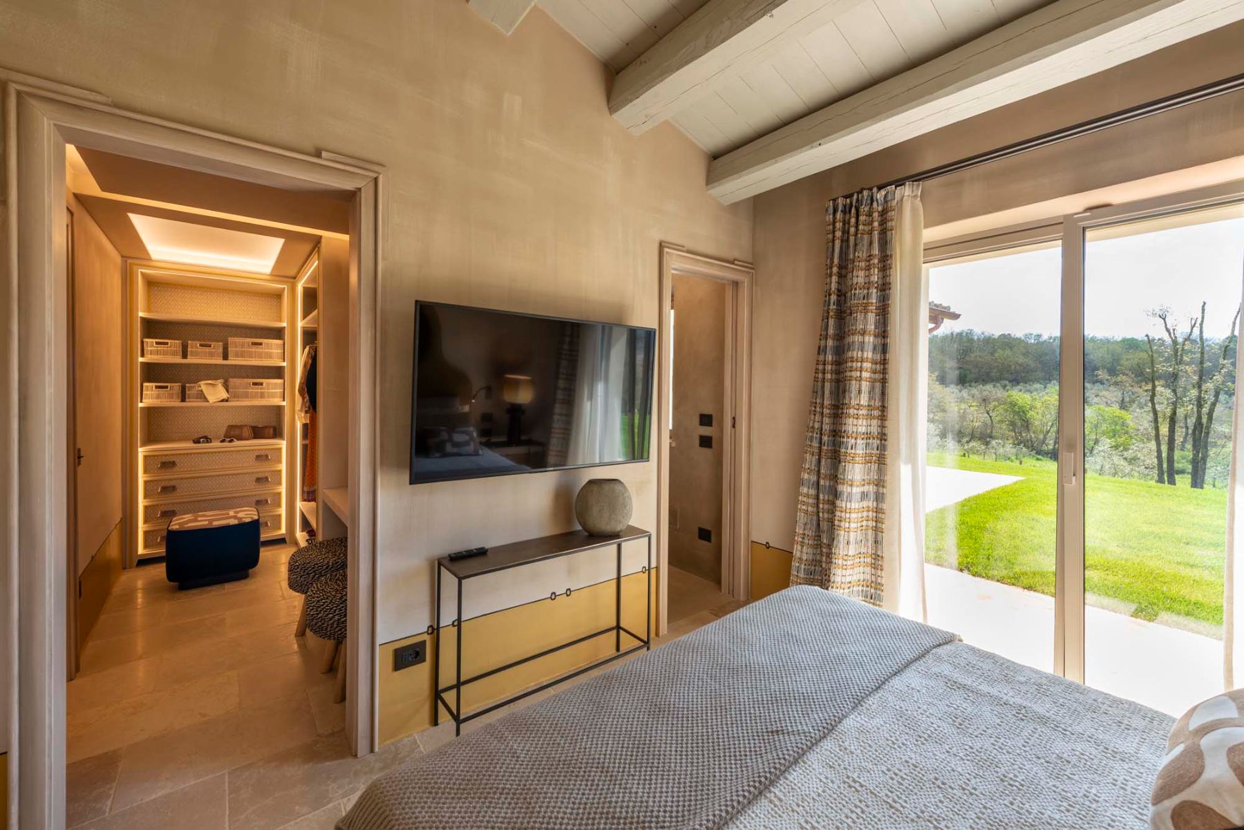 Double bedroom with TV and walk-in wardrobe at Villa Tenerezza in Tuscany