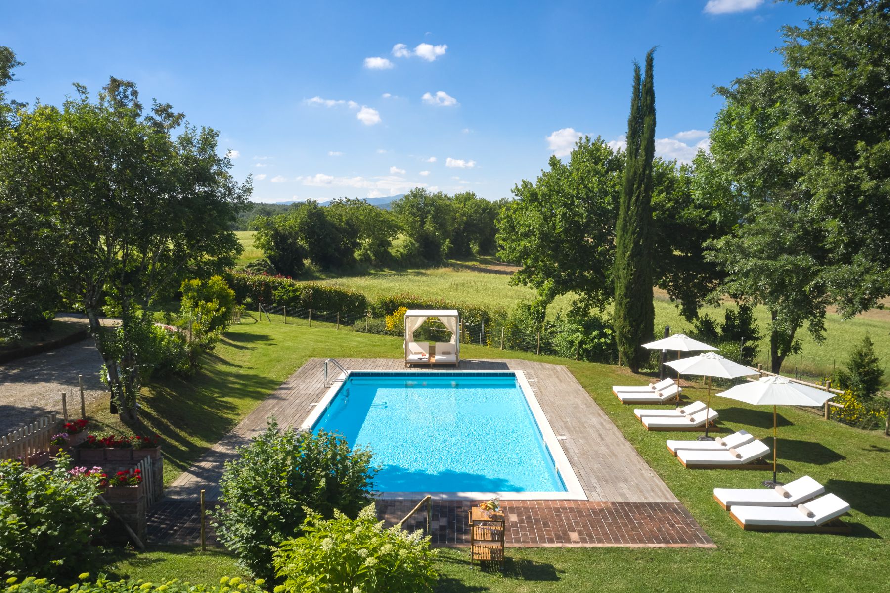 Swimming pool and sun loungers at Villa Tuori in Tuscany
