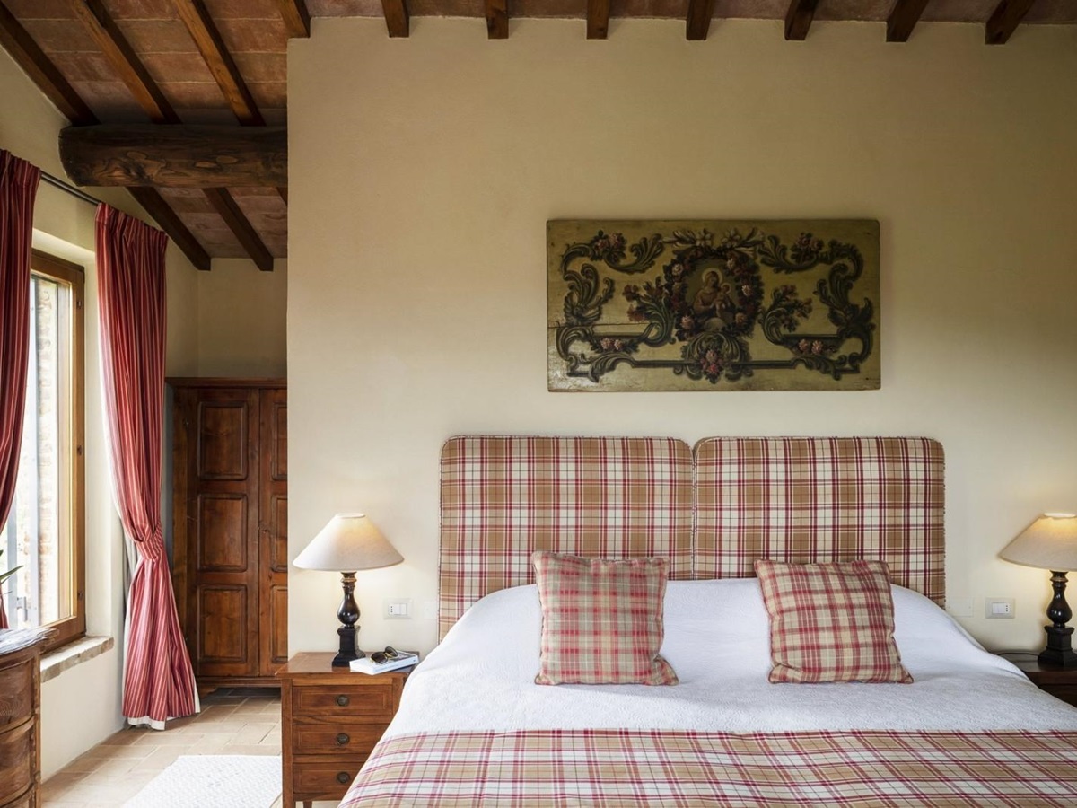 Double Bedroom with red checked sheets at Bel Canto in Umbria