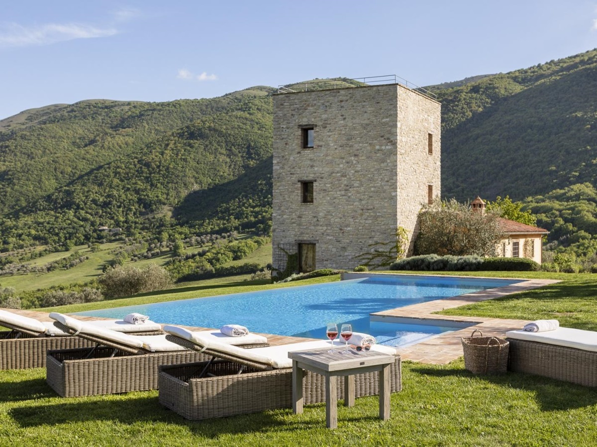 Pool with sun loungers at Bel Canto in Umbria