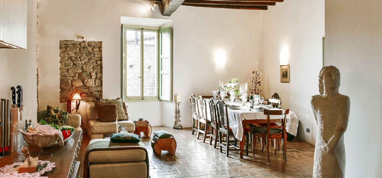 Dining room with wooden table at Casa Mahler in Umbria