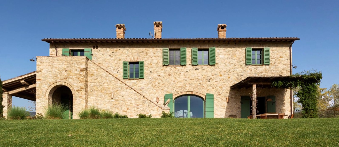 Exterior of the villa with garden in front as Casale le Rose, Umbria