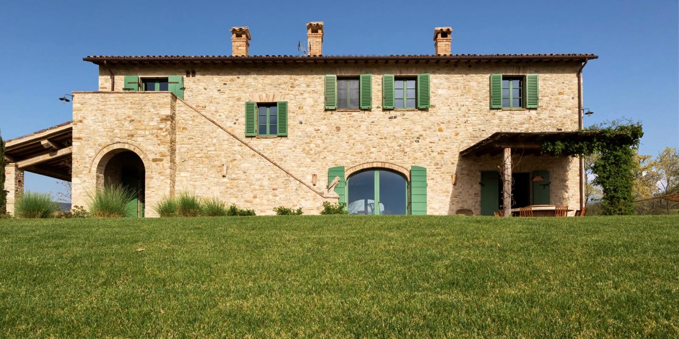 Exterior of the villa with garden in front as Casale le Rose, Umbria
