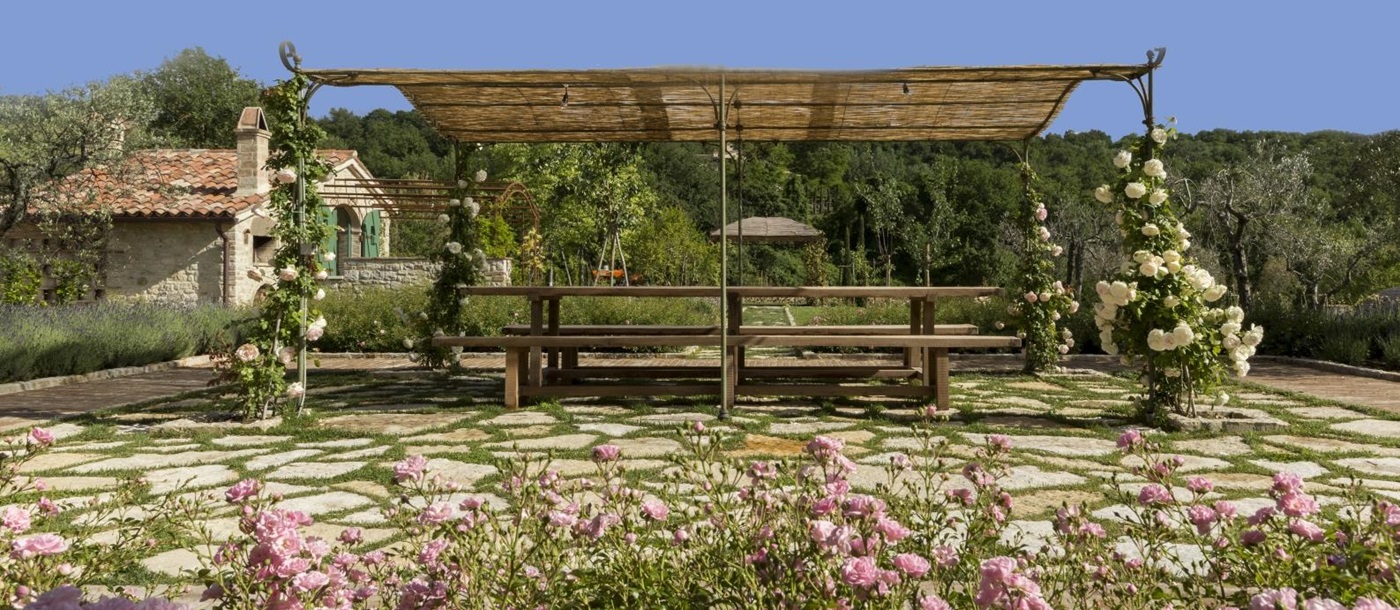Outdoor pegola on a sunny day at Casale le Rose, Umbria