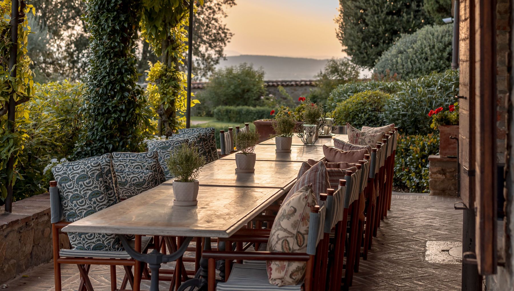 Outdoor dining at Il Convento Viandante Del Cielo