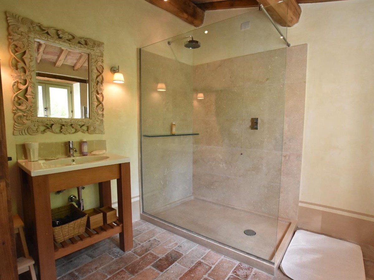A second bathroom at Villa il Falco.
