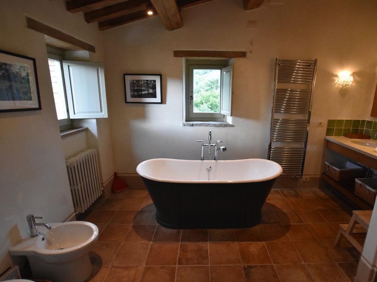 A bath tub in the third bathroom at Villa il Falco.