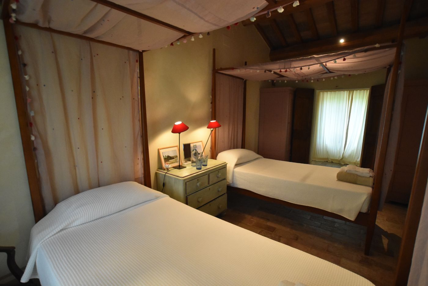 A twin bedroom at Villa il Falco.