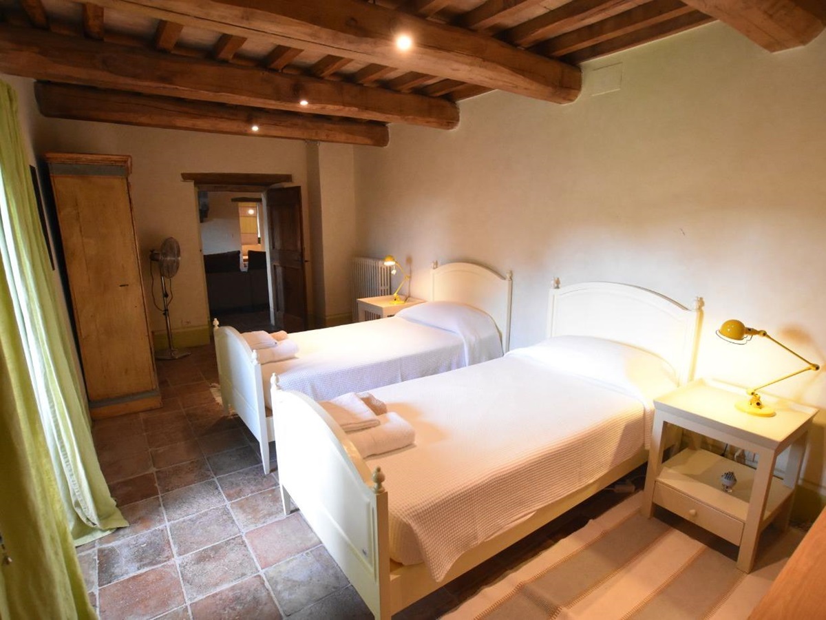 A second twin bedroom at Villa il Falco.