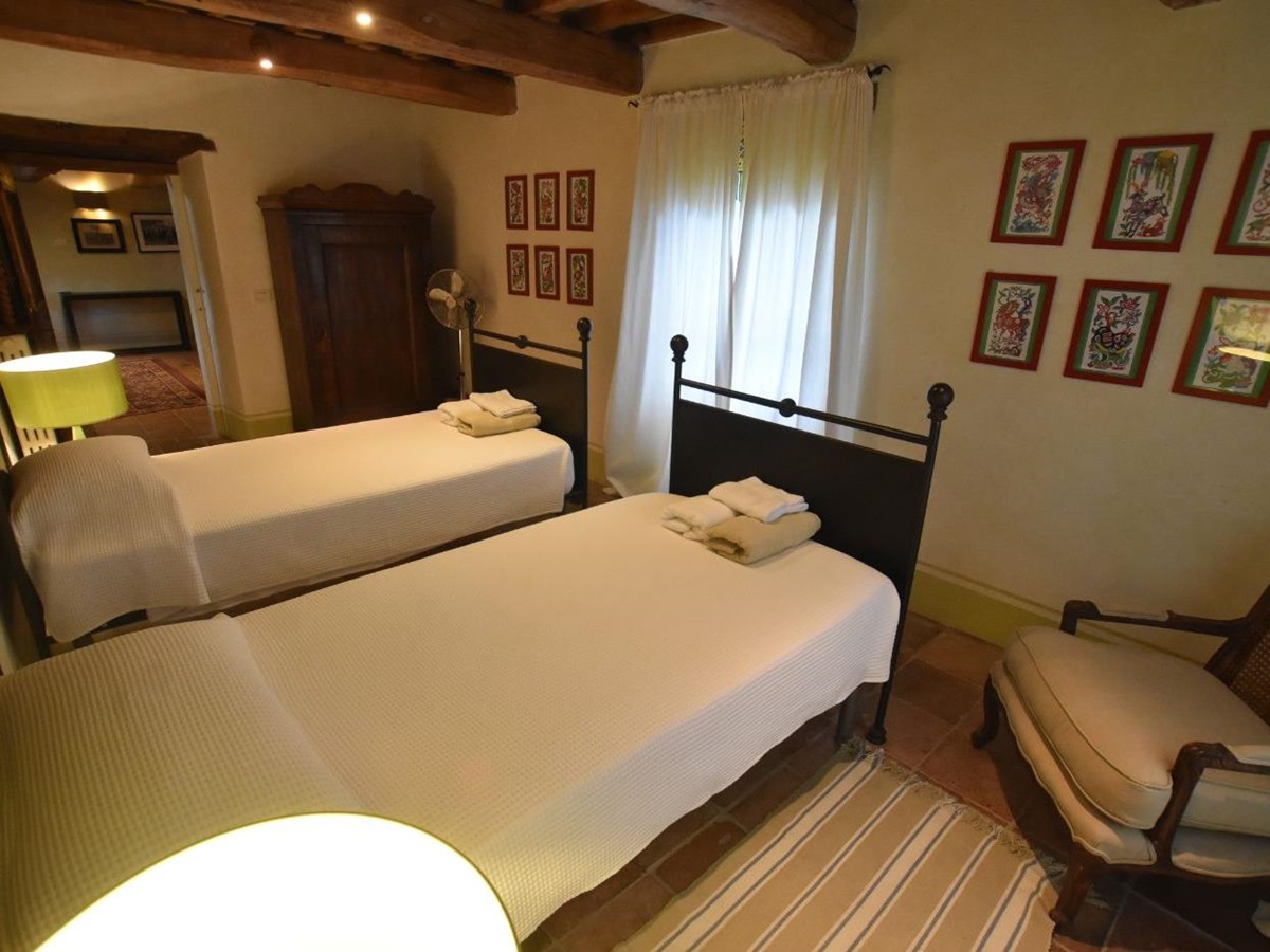A third twin bedroom at Villa il Falco.