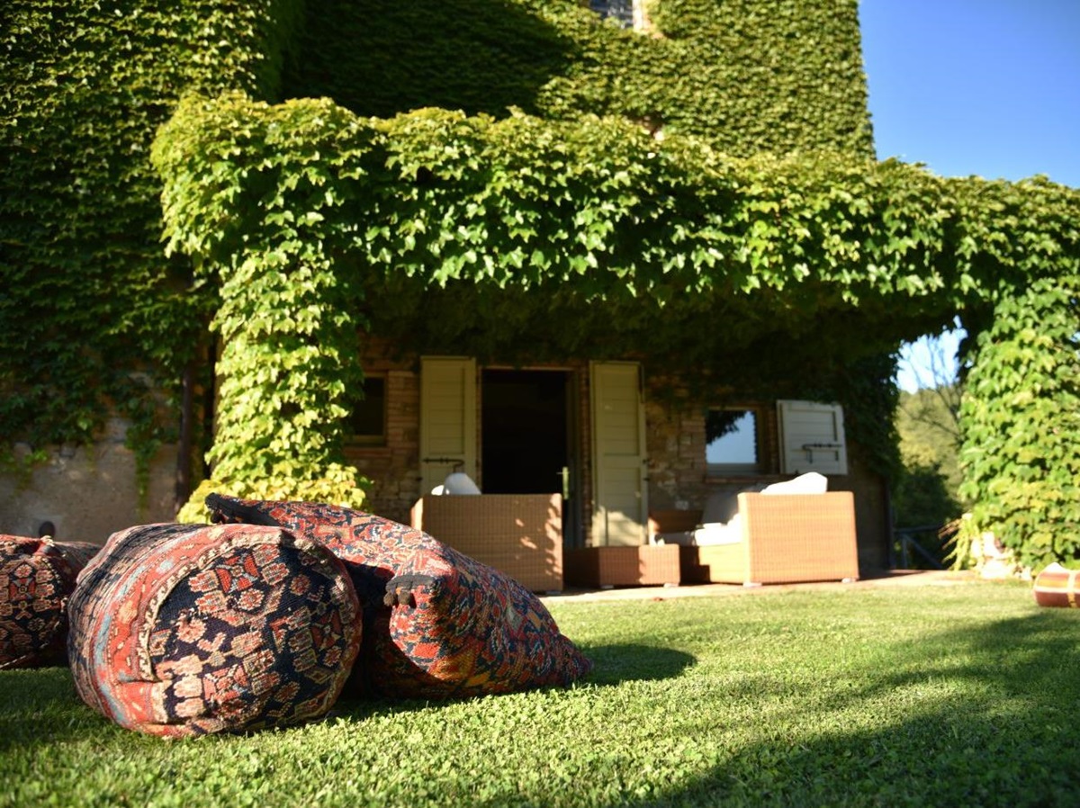 An alternate angle of the exterior of Villa il Falco.