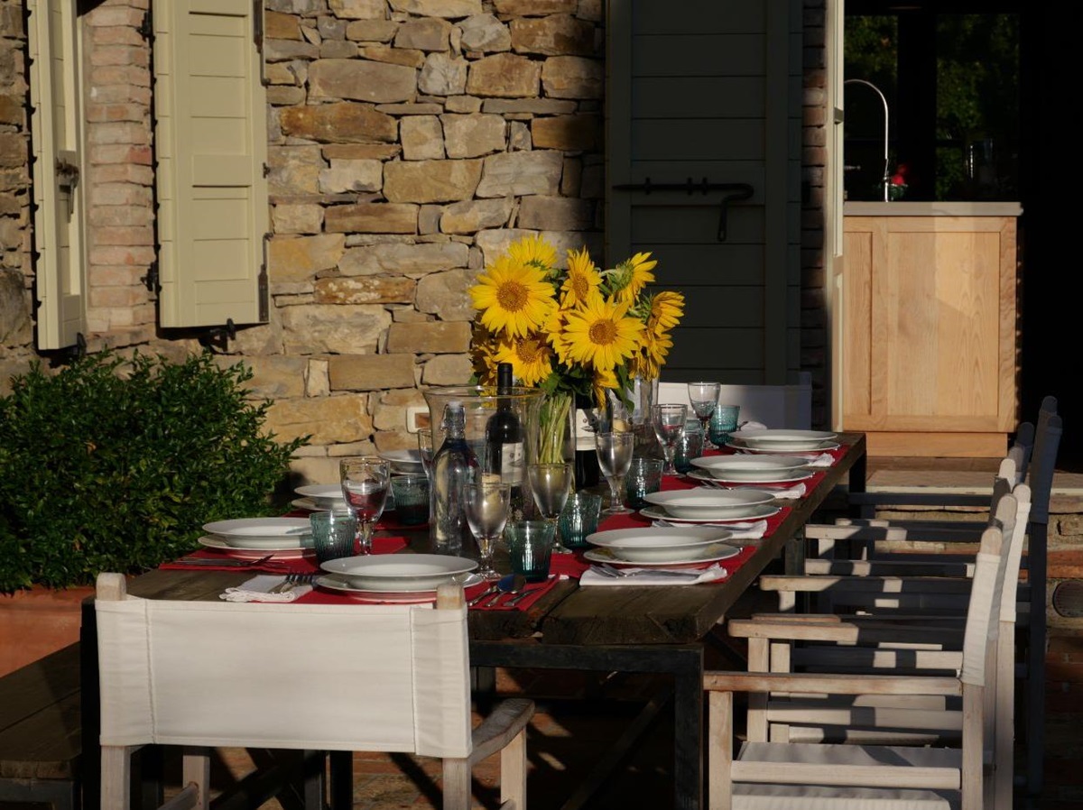 Outdoor dining at Villa il Falco.