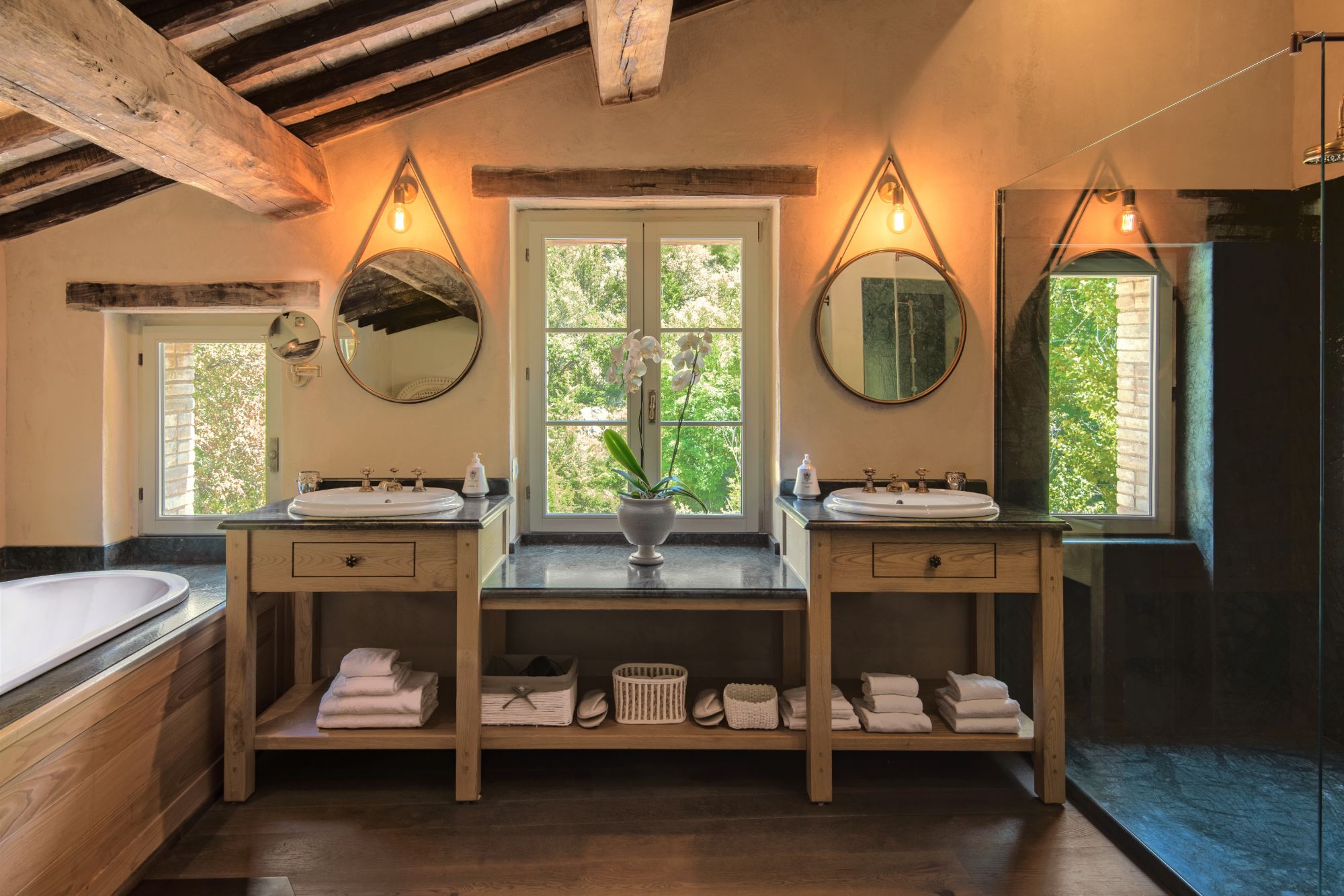 Bathroom with bath tub and shower at Il Molino