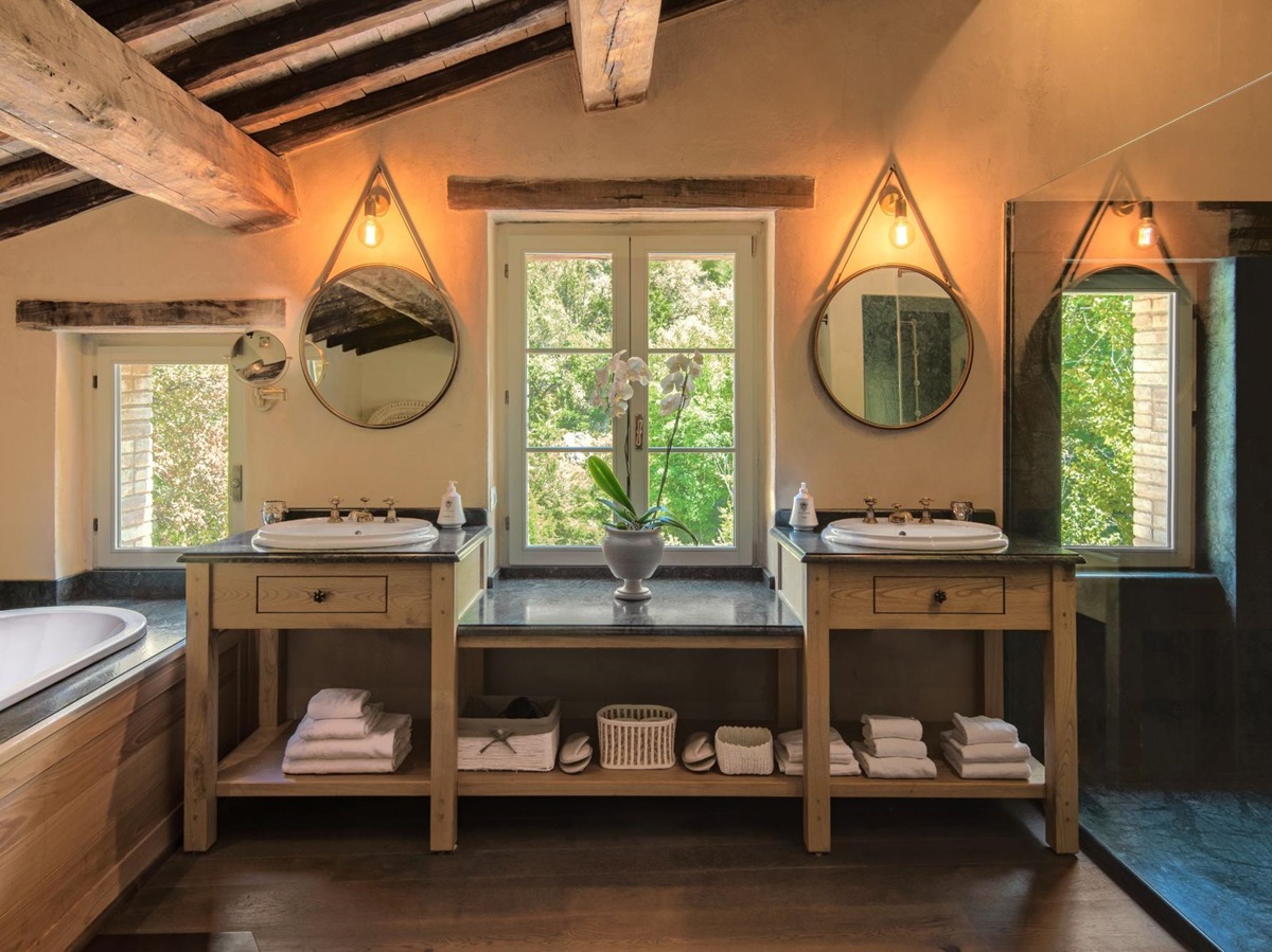 Bathroom with bath tub and shower at Il Molino
