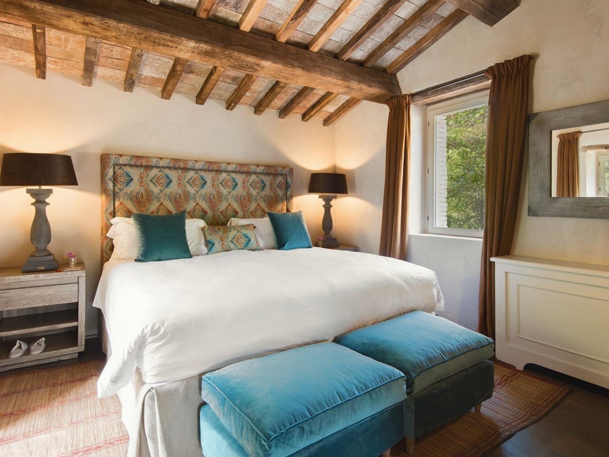Bedroom with king size bed at Il Molino