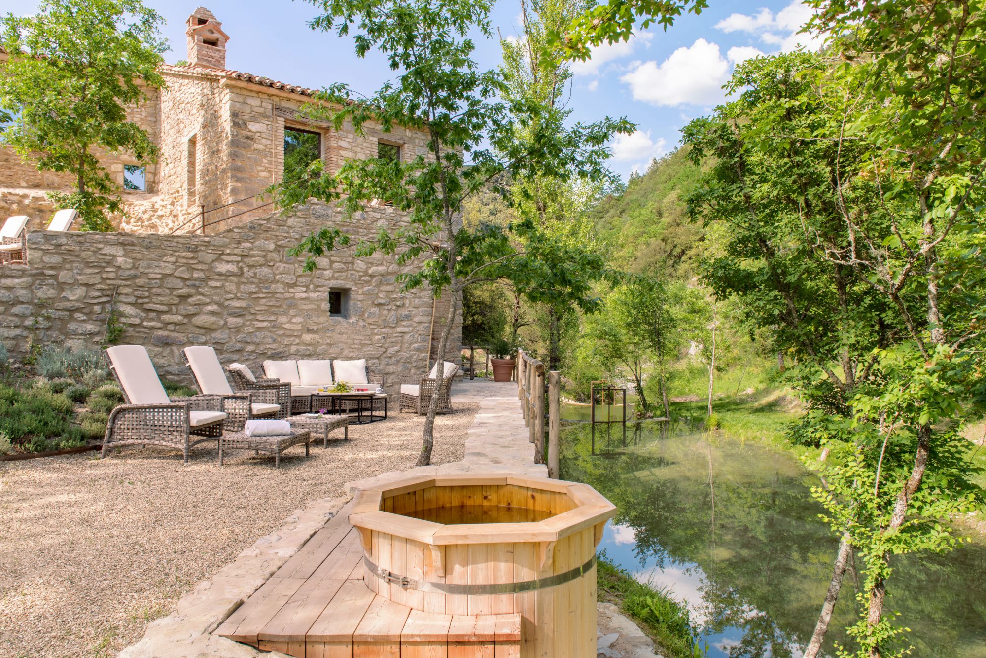Terrace with loungers and hot tub at Il Molino