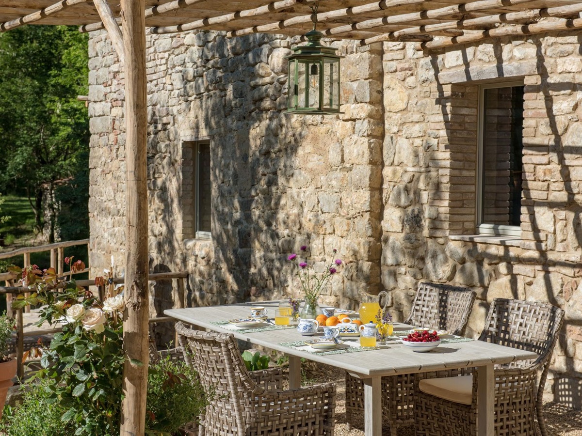 Outdoor dining at Il Molino