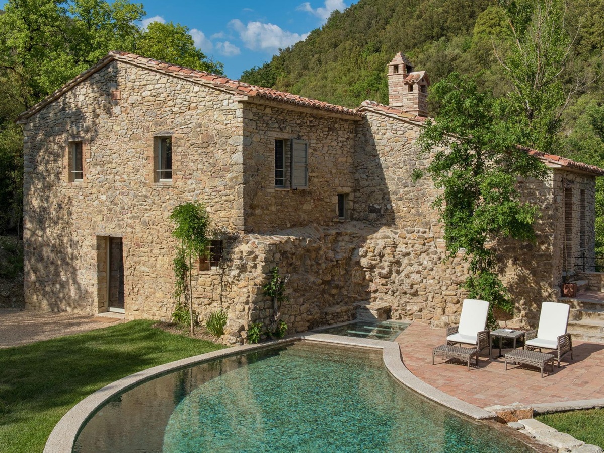 Pool and loungers at Il Molino
